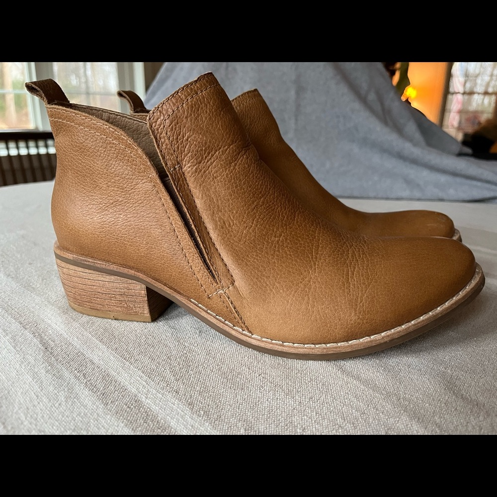 These beautiful boots are so cute! I only wore them twice to work; inside.